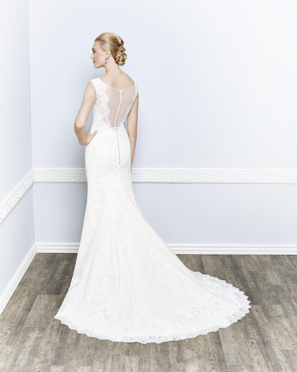 Lace, off-the-shoulder caplet Fit & Flare Bridal gown, Size 18