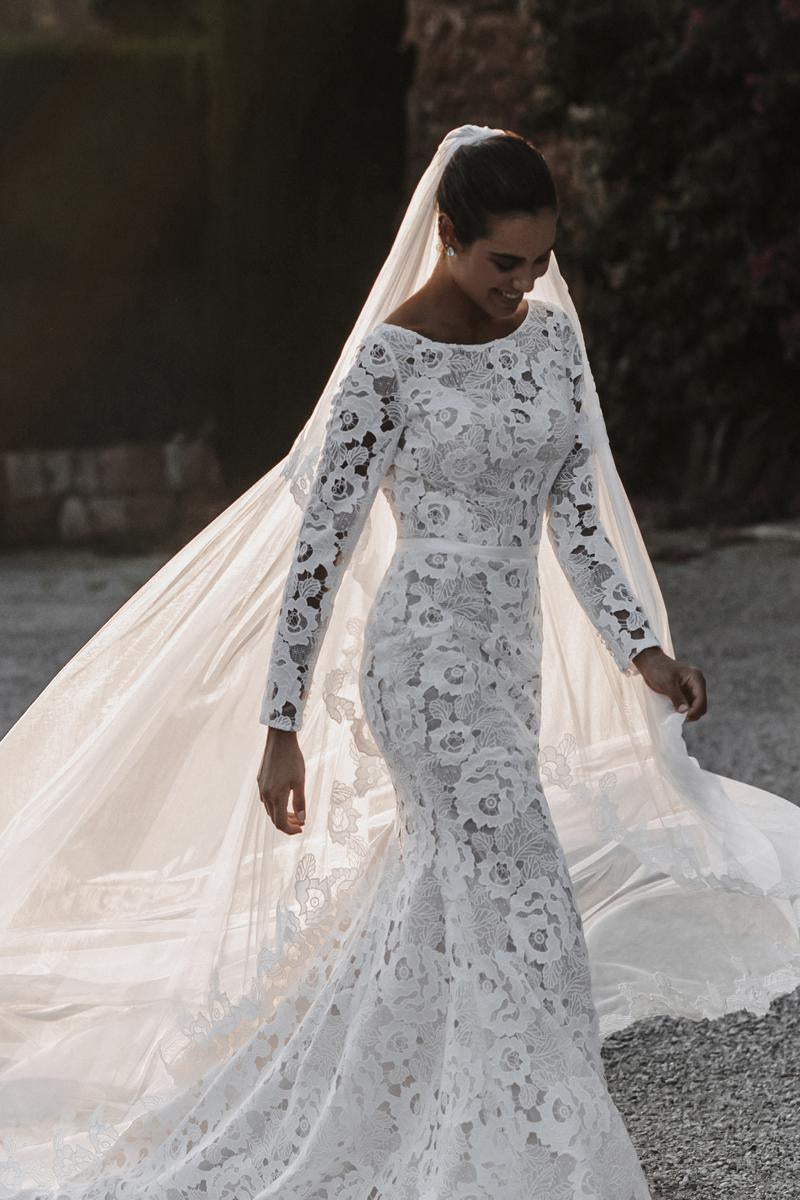 Allure Bridal Gown, E208, SIZE 18