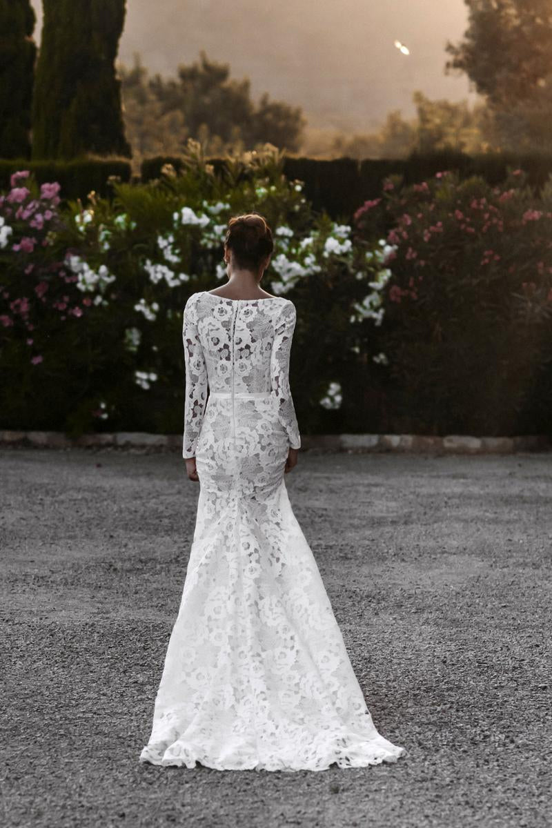 Allure Bridal Gown, E208, SIZE 18